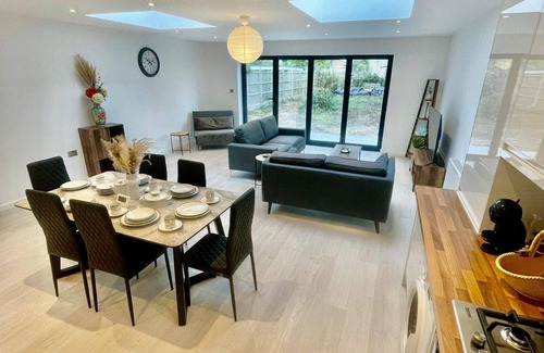 Cambridge Apartment | 3 Bed Flat - Sleeps 6 - Parking - Wifi