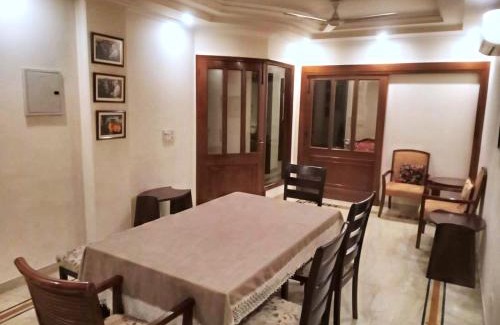 Nehru Place Apartment | Inviting 2-Bed Apartment in New Delhi for Family Stays