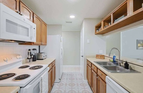 Garland House | Inviting 3 Bedroom Home in Garland with Great Amenities