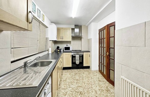 Rhondda House | Cozy 3-Bed Home in Tonypandy with Balcony Views