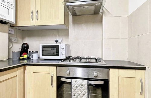 Rhondda House | Cozy 3-Bed Home in Tonypandy with Balcony Views