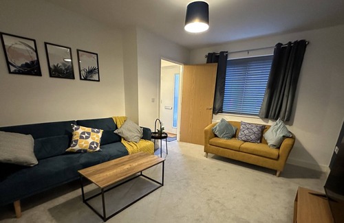 Bletchley House | Exceptional 3 Bed House with Free Parking for All Travelers