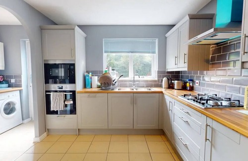 Ely House | Spacious 4-Bed House for Up to 6 in Cardiff, Wales