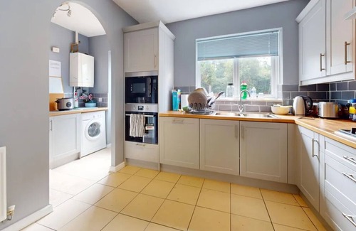 Ely House | Spacious 4-Bed House for Up to 6 in Cardiff, Wales