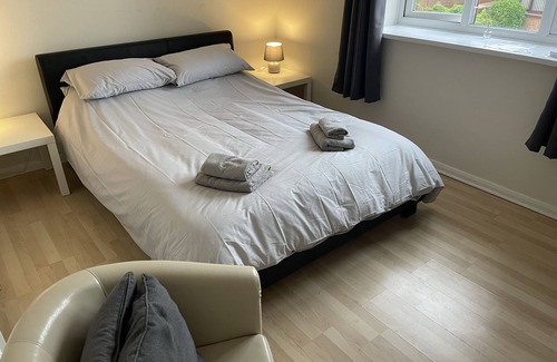 Forsbrook House | Charming 3-Bed House in Stoke-on-Trent with Free Wifi