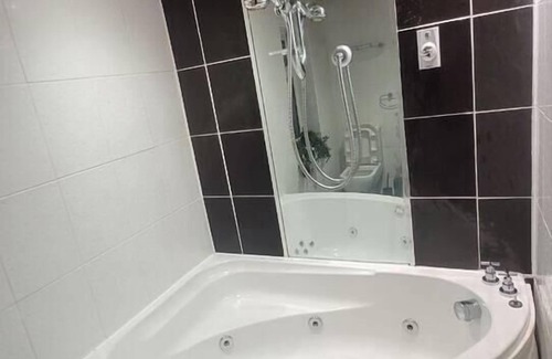Warrington House | Family-Friendly 3-Bed House in Warrington with Breakfast