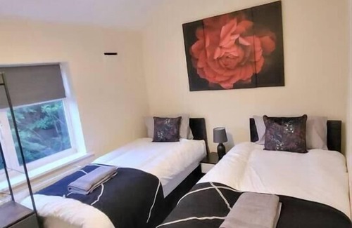Warrington House | Family-Friendly 3-Bed House in Warrington with Breakfast
