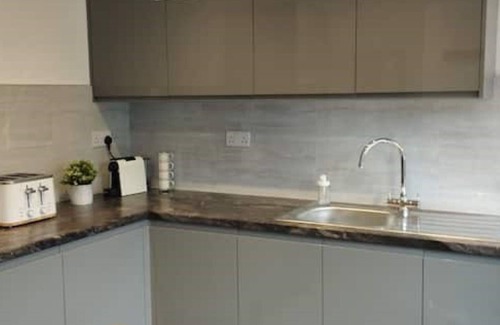 Newark upon Trent House | Convenient 3-Bed House in Nottingham, Pet-Friendly & Close to M1