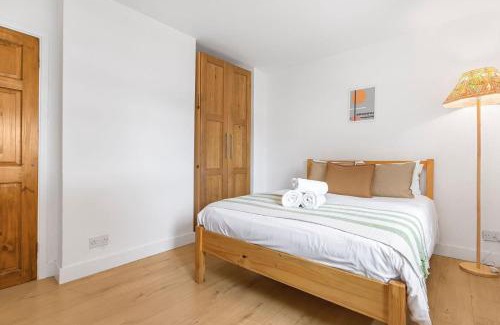 Heston Central House | 3 Bed House Sleeps 8 -Near Heathrow -Free Parking