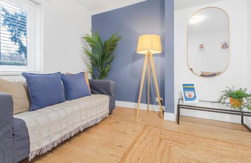Heston Central House | 3 Bed House Sleeps 8 -Near Heathrow -Free Parking