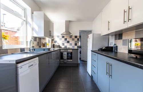 Newark House | Family-Friendly 3 Bed House Near Northgate Station