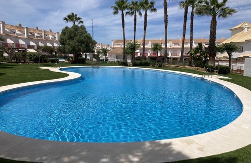 Nuevo Portil House | Cozy 3-Bed House by Golf Course, Steps to Beach & Cafes