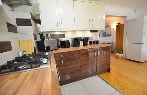 Fairfield House | Convenient 3-Bed House with Parking Near London Bridge