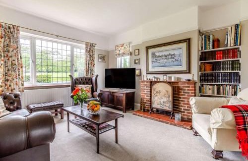 Alfriston House | Cozy 3-Bed Retreat in Pet-Friendly Alfriston