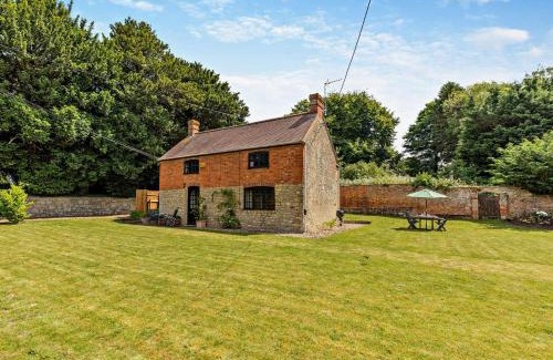 Gawcott House | Family-Friendly 3-Bed Home in Bicester with Hot Tub