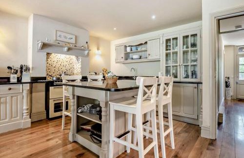 New Forest District House | Cozy 3-Bed Retreat in Brockenhurst - Child Friendly!