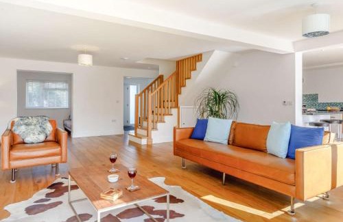 Bude House | Convenient 3-Bed Family Retreat in Bude with Amenities