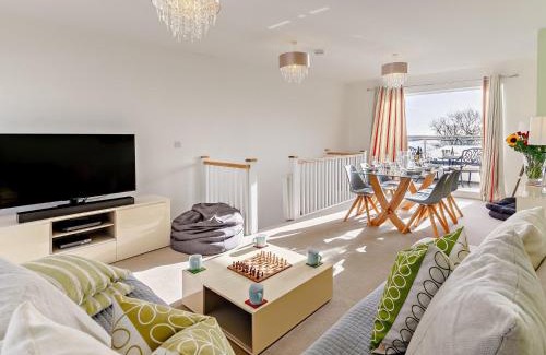 Saint Austell Bay House | Family-Friendly 3-Bed Retreat in Charlestown Awaits You