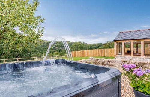 Bwlchgwyn House | Family-Friendly 3-Bed Retreat in Gwynfryn with Hot Tub