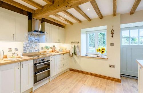 Bwlchgwyn House | Family-Friendly 3-Bed Retreat in Gwynfryn with Hot Tub