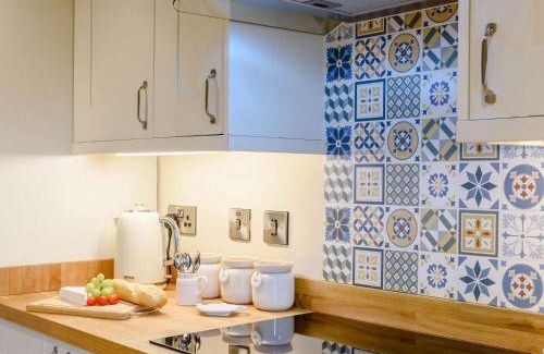 Bwlchgwyn House | Family-Friendly 3-Bed Retreat in Gwynfryn with Hot Tub