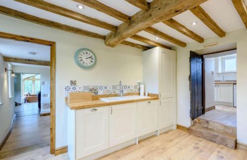 Bwlchgwyn House | Family-Friendly 3-Bed Retreat in Gwynfryn with Hot Tub