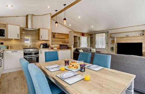 Pontesbury House | Comfortable 3-Bed Retreat in Hope with Hot Tub Access