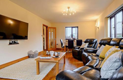Kinnerton House | Pet-Friendly 3-Bed Retreat in Kington - Family Welcome!