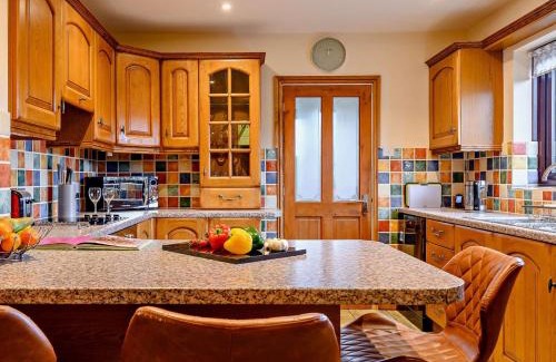 Kinnerton House | Pet-Friendly 3-Bed Retreat in Kington - Family Welcome!
