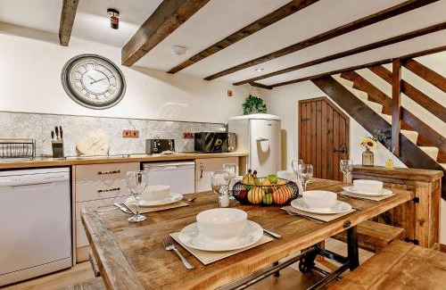 Lanhydrock House | Pet-Friendly 3-Bed Retreat near Lanhydrock with Hot Tub