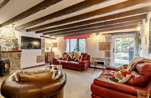 Lanhydrock House | Pet-Friendly 3-Bed Retreat near Lanhydrock with Hot Tub