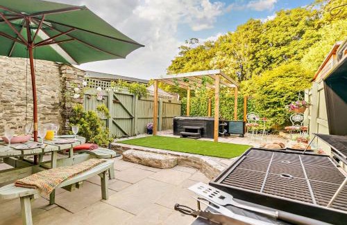 Lanhydrock House | Pet-Friendly 3-Bed Retreat near Lanhydrock with Hot Tub