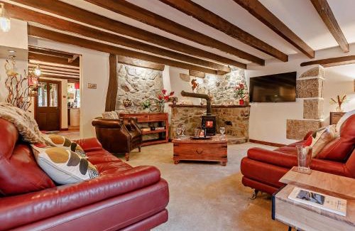 Lanhydrock House | Pet-Friendly 3-Bed Retreat near Lanhydrock with Hot Tub