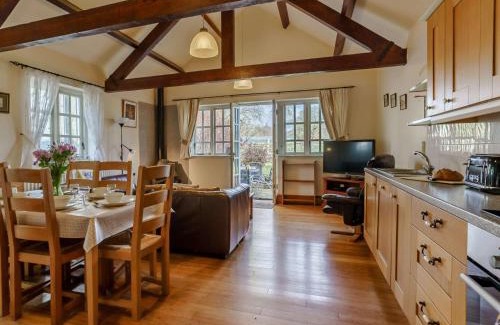 Pont-ar-gothi House | Cozy 3-Bed Retreat in Nantgaredig with Hot Tub Access