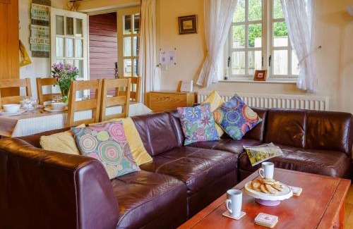 Pont-ar-gothi House | Cozy 3-Bed Retreat in Nantgaredig with Hot Tub Access