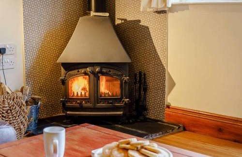 Pont-ar-gothi House | Cozy 3-Bed Retreat in Nantgaredig with Hot Tub Access