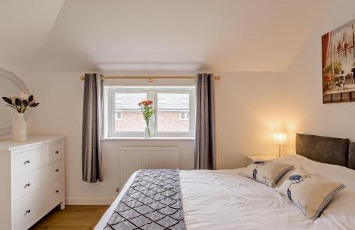 Newport House | Family-Friendly 3-Bedroom Hotel in Newport - Pet Approved