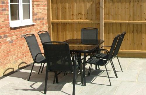 Newport House | Family-Friendly 3-Bedroom Hotel in Newport - Pet Approved