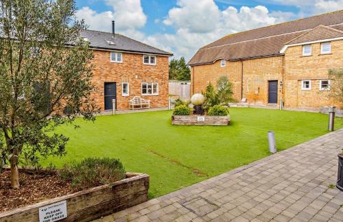 Newport House | Family-Friendly 3-Bedroom Hotel in Newport - Pet Approved