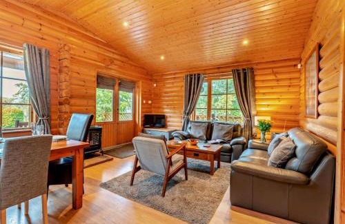 Walston House | Family-Friendly 3 Bed Retreat in Peebles with Hot Tub