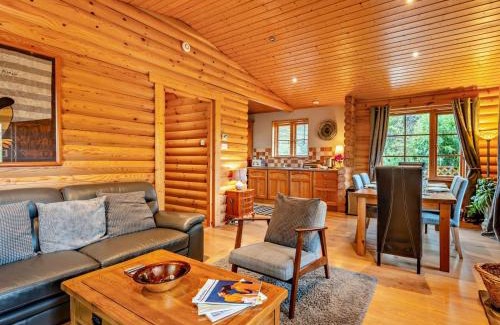 Walston House | Family-Friendly 3 Bed Retreat in Peebles with Hot Tub