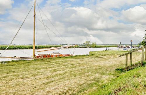 Reedham House | Cozy 3-Bedroom Retreat in Pet-Friendly Reedham