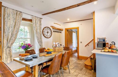 Settle House | Family-Friendly Retreat with Hot Tub in Settle