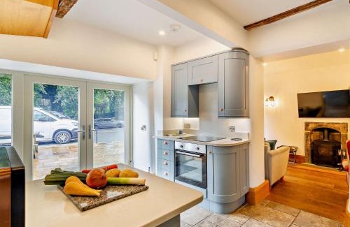 Settle House | Family-Friendly Retreat with Hot Tub in Settle