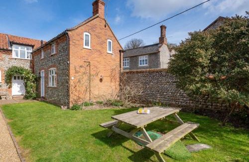 Southrepps House | Cozy 3-Bedroom Retreat in Southrepps, Pet and Child Friendly