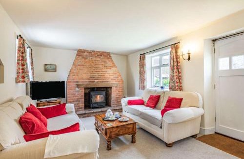 Southrepps House | Cozy 3-Bedroom Retreat in Southrepps, Pet and Child Friendly