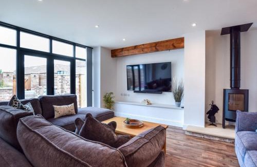 Alne House | Cozy 3-Bed Retreat in Tollerton with Hot Tub & Pet Friendly