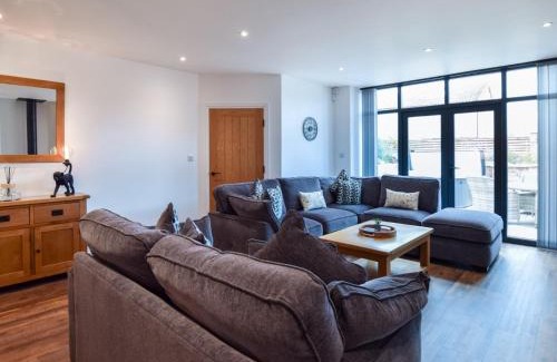 Alne House | Cozy 3-Bed Retreat in Tollerton with Hot Tub & Pet Friendly