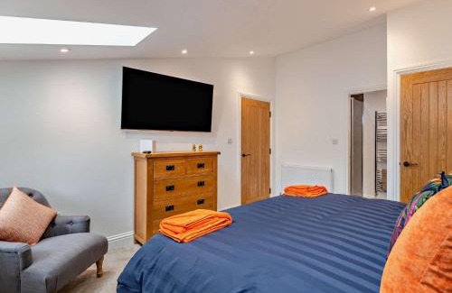 Alne House | Family-Friendly 3 Bedroom Retreat in Tollerton with Hot Tub