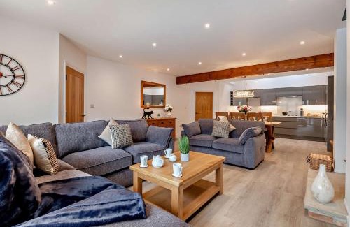 Alne House | Family-Friendly 3 Bedroom Retreat in Tollerton with Hot Tub